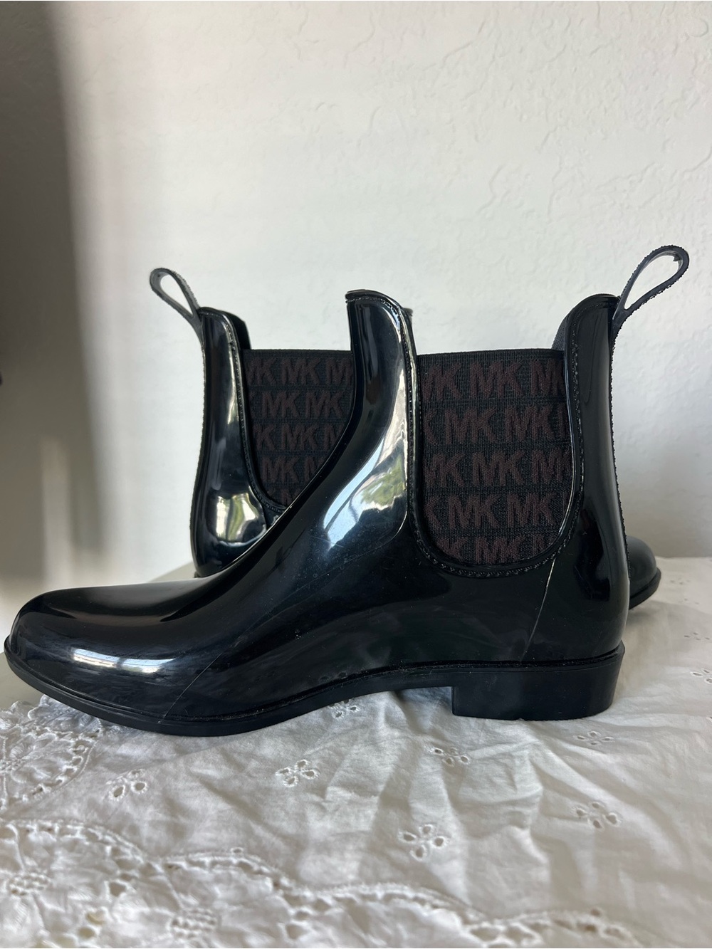 MICHAEL Michael Kors Black PVC Chelsea Ankle Rain Boots Water Resistant 9M - Picture 3 of 11